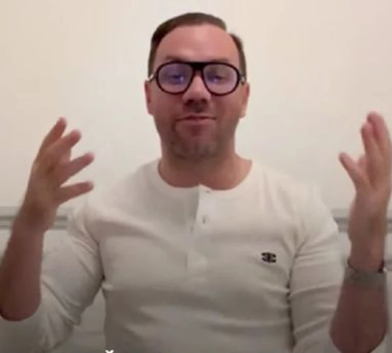 Чопери, уггі та анімалістичні принти: Андре Тан назвав антитренди взуття цієї осені