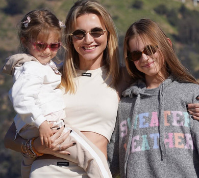 Юрушева з дочками попозували для сонячних кадрів на тлі Голлівудських пагорбів