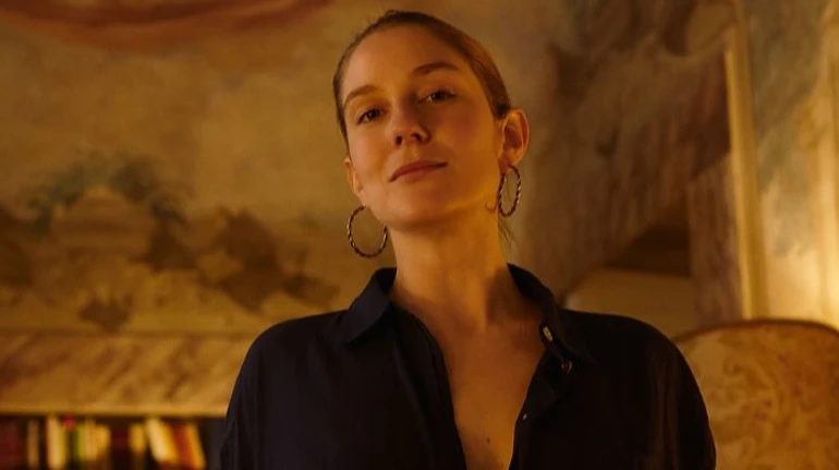 Наречена Клопотенка з нагоди свого 31-річчя посвітила формами в прозорій сукні і сітчастих колготках. Фото