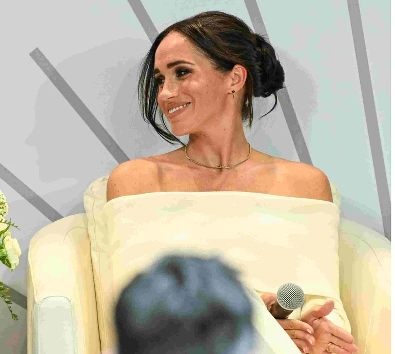 Меган Маркл посвітила голими плечима у вишуканому вбранні кольору слонової кістки. ФОТО