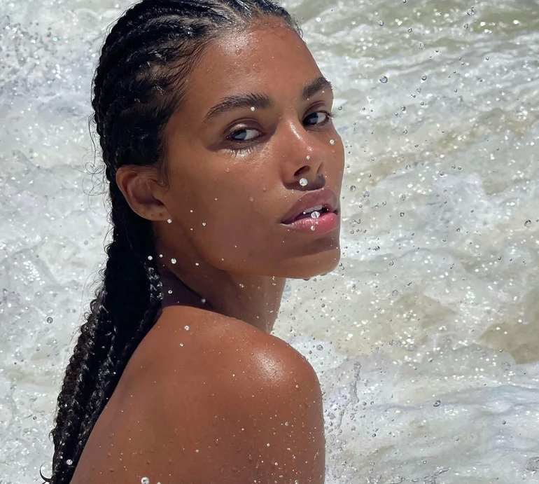 Кунакі в строкатому бікіні  вигнулася на пляжі заради фото