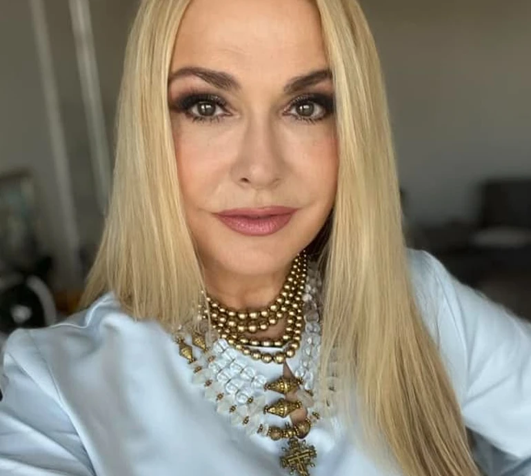 Знайшла в скрині у мамочки: Сумська показала рідкісне фото з сестрою