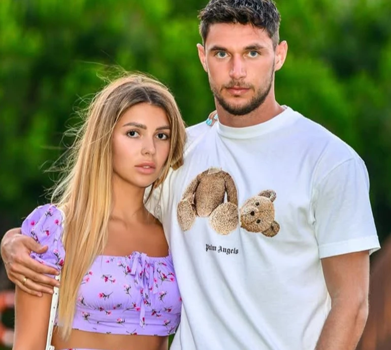 Дружина Яремчука у прозорому міні з драпіруванням і латексному топі пристрасно попозувала для фото