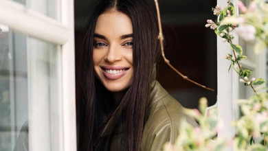 Час за себе братися: Усик в мінішортах і топі показала вправи на килимку