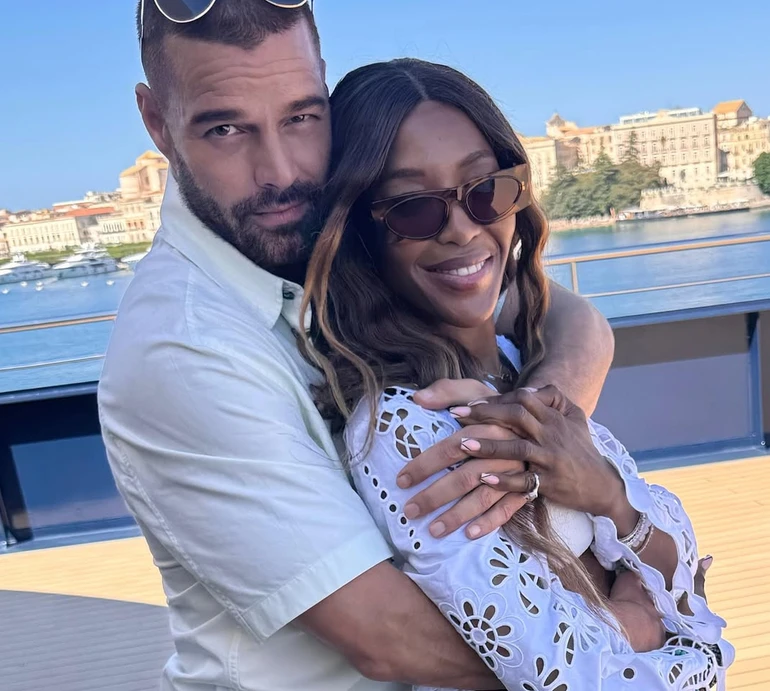 Наомі Кемпбелл у бікіні грайливо потанцювала з Рікі Мартіном на яхті в Італії. Фото