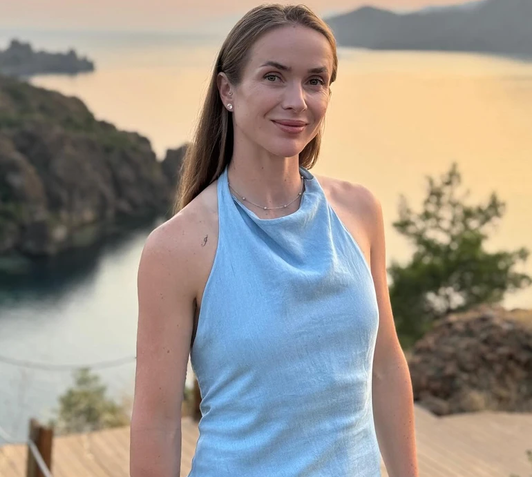 Бантик у тон платтячку: Світоліна замилувала зачіскою 2-річної дочки. Фото