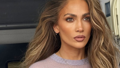 Лопес у прозорому лавандовому светрі помилувалася собою перед дзеркалом. Фото