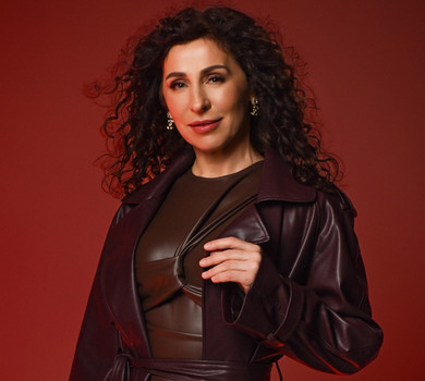 Червоне тло і шкіряний аутфіт: Матвєєва показалася на стильних фото і закликала вдивлятися в красу