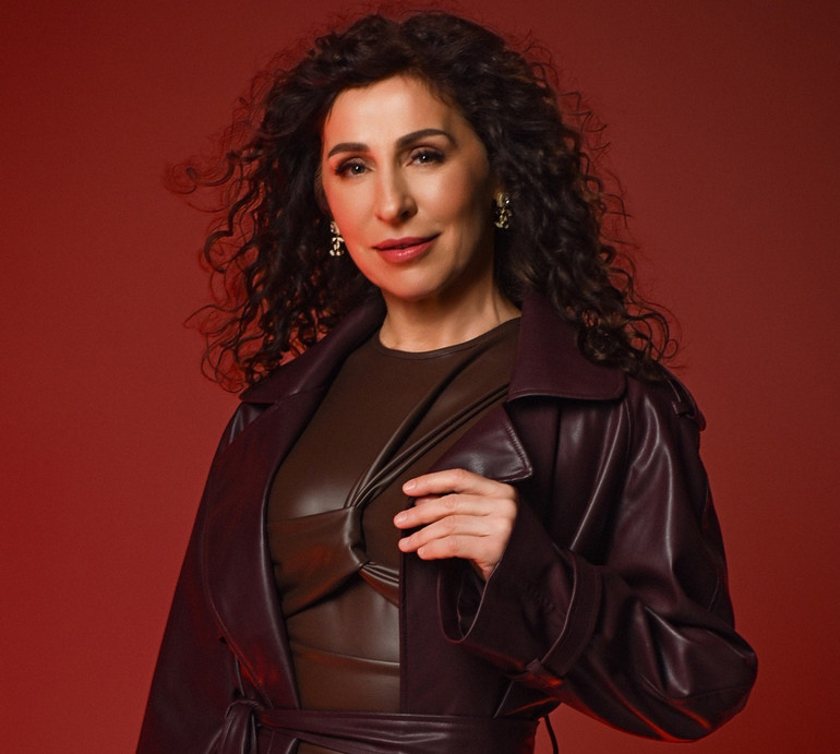 Червоне тло і шкіряний аутфіт: Матвєєва показалася на стильних фото і закликала вдивлятися в красу