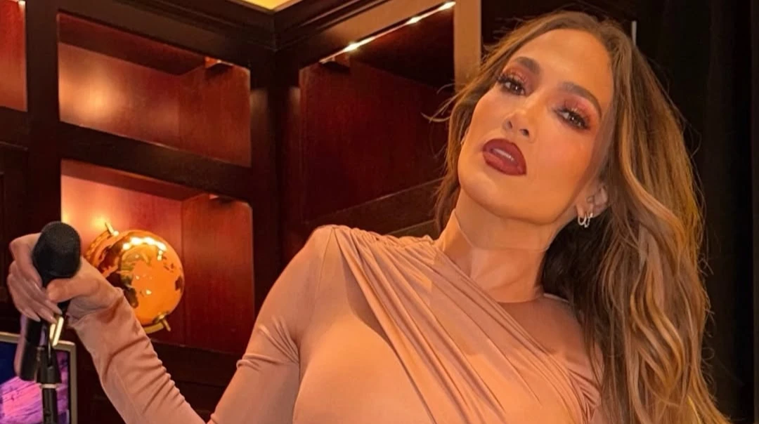 Лопес у міні зі шлейфом показала підтягнуті ніжки на дивані в Лас-Вегасі. Фото