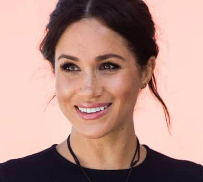 Меган Маркл у сукні за $239 із голими плечима поспішила відсвяткувати своє 42-річчя 