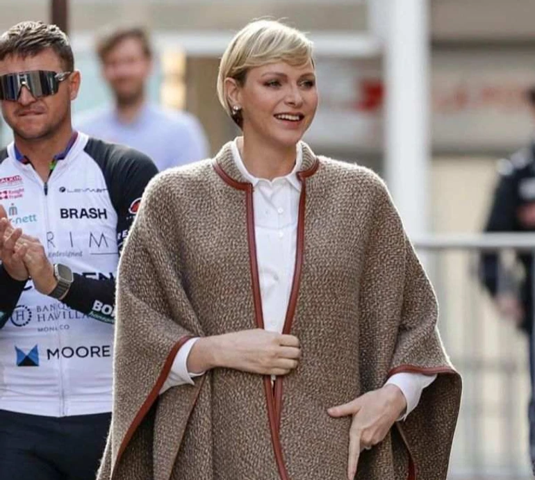 Недешево, зате тепленько: княгиня Шарлін для появи на публіці закуталася в пончо за $5,5 тисячі