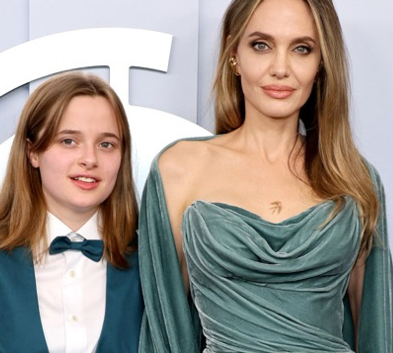 Джолі у драпірованому максі із дочкою в костюмі з метеликом попозували на кінопремії
