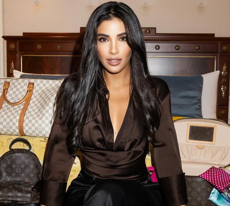 Дімопулос показала воркаут із 4-річною дочкою і похизувалася тілом у мереживному боді. Фото