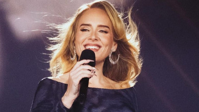 Адель перевтілилася у кіногероїню Меріл Стріп та обійняла її на своєму концерті. Відео