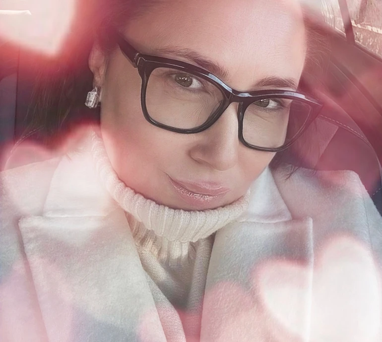 Ефектна Мозгова у шкірі, гуні та коралях закликала жінок дати собі спокій