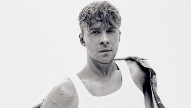 Оголення емоцій та групова терапія: Барських у англомовному кліпі заспівав про силу українців. Відео