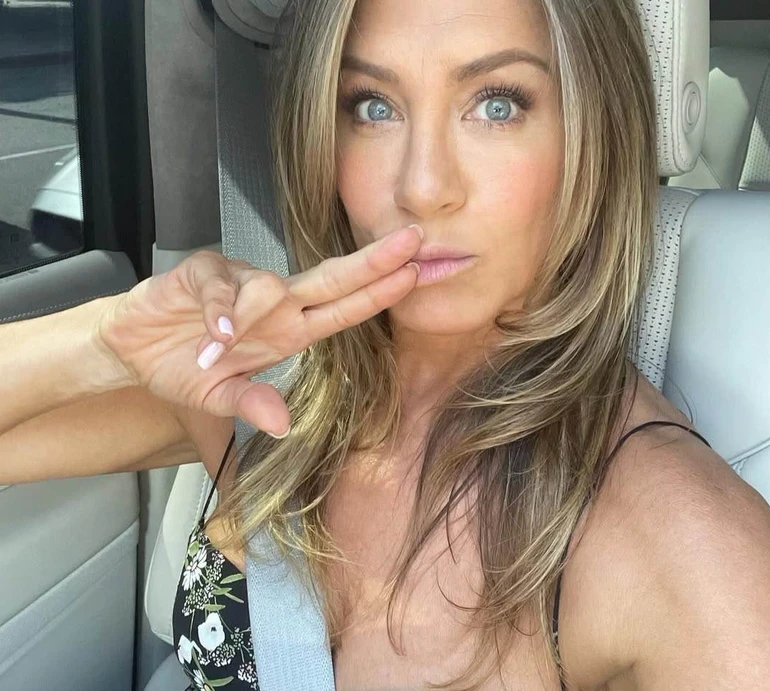 Спілкувалися 3 години: Еністон підловили за пізньою вечерею з відомим актором