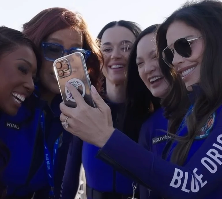 Наречена Безоса та Кеті Перрі покрасувалися в сексі костюмах для польоту у космос. Відео