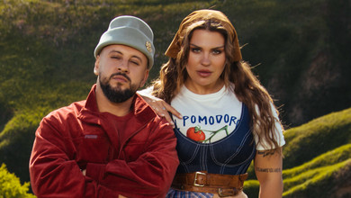 Заріцька з Монатіком у динамічному кліпі полежали в траві та пострибали біля трактора