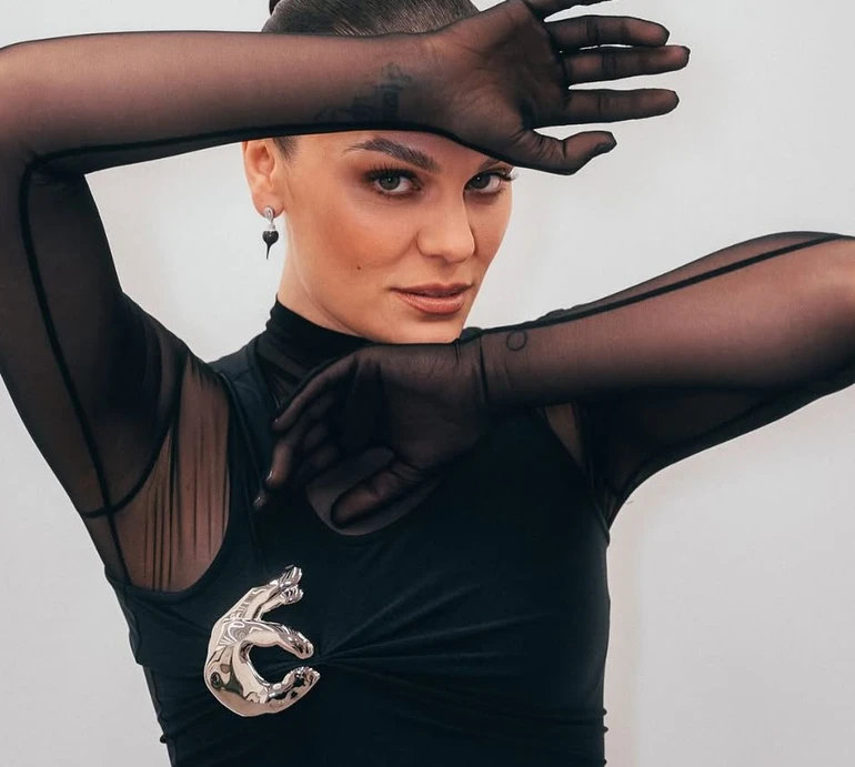 Уявляла, що син її кличе: Джессі Джей, яка бореться з онкологією, розчулила своїм станом після операції. Фото