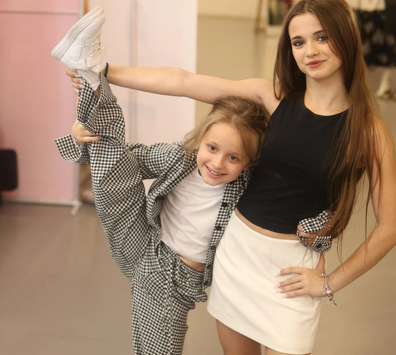 З акробатикою і шпагатами: дочки Ребрик влаштували модний показ шкільної форми. Фото