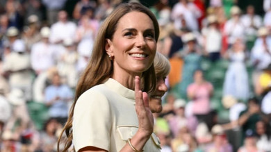 Міддлтон у блузі з рюшами та з оновленим кольором волосся підтримала жіночу команду з регбі