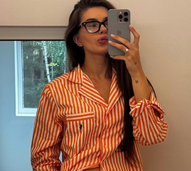 Дружина Остапчука топлес і в трусиках заселфилася в дзеркалі під час зборів на моду