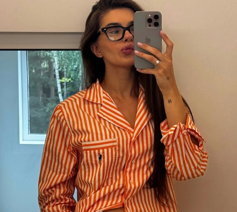 Дружина Остапчука топлес і в трусиках заселфилася в дзеркалі під час зборів на моду