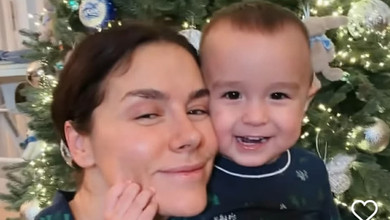 Геніальне рішення: Онуфрійчук із сином в однакових піжамах прикрасила ялинку та поділилася лайфхаком. Відео