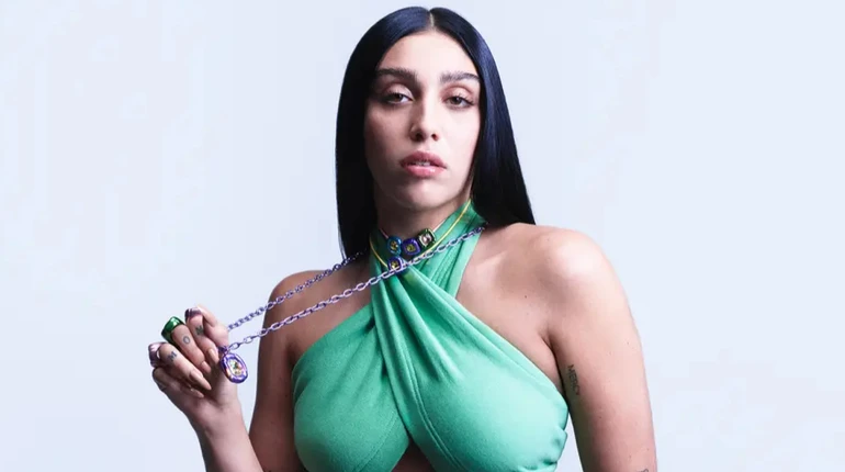 Розріз до стегна, прозора спідниця та підбори-копитця: дочка Мадонни у спокусливих образах повигиналася для реклами