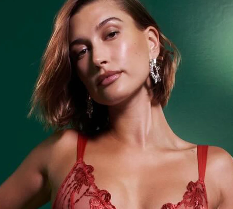 Корона, червоне мереживо та різдвяний вайб: Хейлі Бібер посвітила розкішним тілом в спідньому