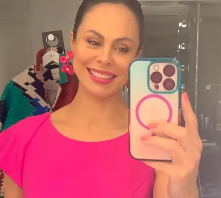 Ексдружина Кличка в усьому рожевому засвітилася на презентації книжки про мілф. ФОТО