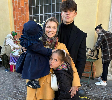 Юрушева зазнімкувала сина і доньку з божевільними зачісками її авторства