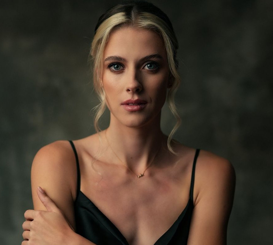 Боса і тендітна: Магучіх у сліп-дресі знялася на стільці для ч/б фото