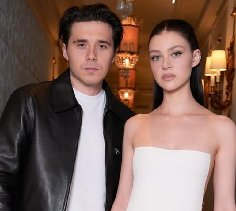 Син Бекхемів із дружиною злився у цілунку під час кінної прогулянки узбережжям. Фото