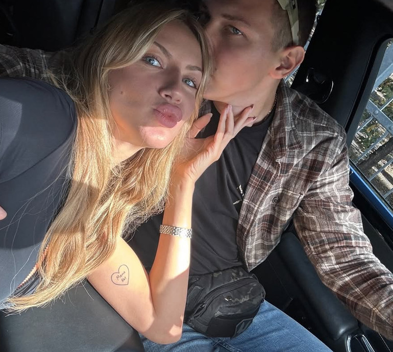 Наречений Нікітюк заселфив її у своїх обіймах