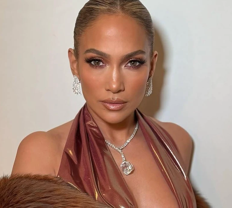 Те саме вільне відчуття: Лопес у бікіні та спідниці покружляла на березі океану. Відео