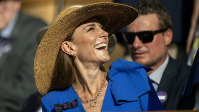 Міддлтон у яскравому платті та крислатому брилі з'явилася на Вімблдоні з чоловіком і старшими дітьми