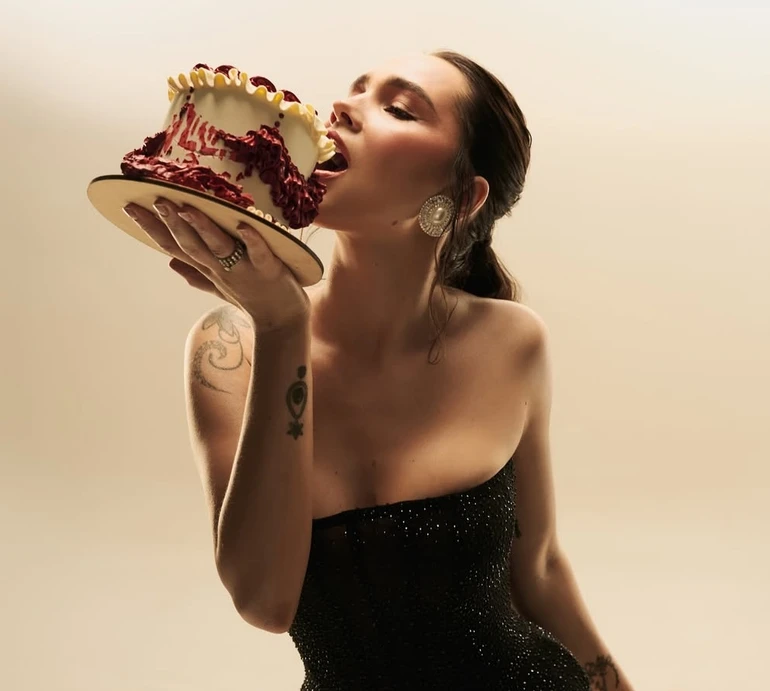 Татарінцева з нагоди 35-річчя випнула соковитий бюст у мерехтливому корсеті та куснула торт. Фото