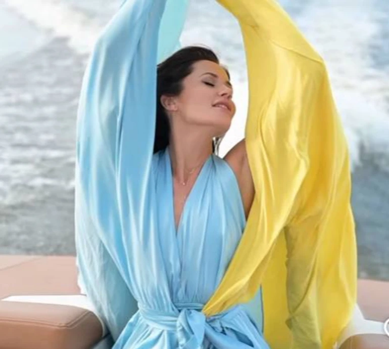 Денисенко у блакитно-жовтій сукні посеред річки продекламувала вірш Павличка про український прапор