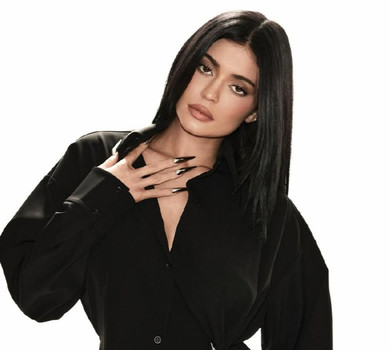 Металеві пазурі та срібні акценти: Кайлі Дженнер у речах свого бренду показала, як зухвало носити класику