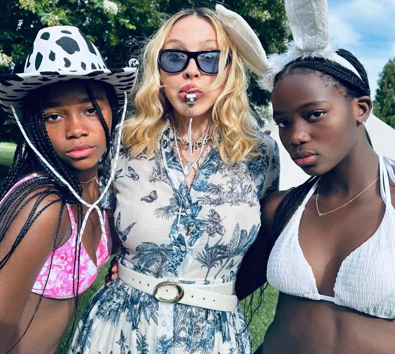 Лабубу-торт, футбол та веселощі в купальниках: Мадонна показала святкування 13-річчя прийомних доньок