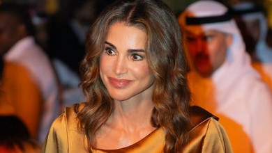 Королева Ранія з чоловіком, дітьми та онуками у лазурно-м'ятних образах попозували для сімейного портрета