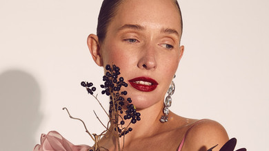 Трішки цвіту вам у стрічку: Осадча в рожевих паєтках та промислових рукавичках з мереживом вразила незвичним образом