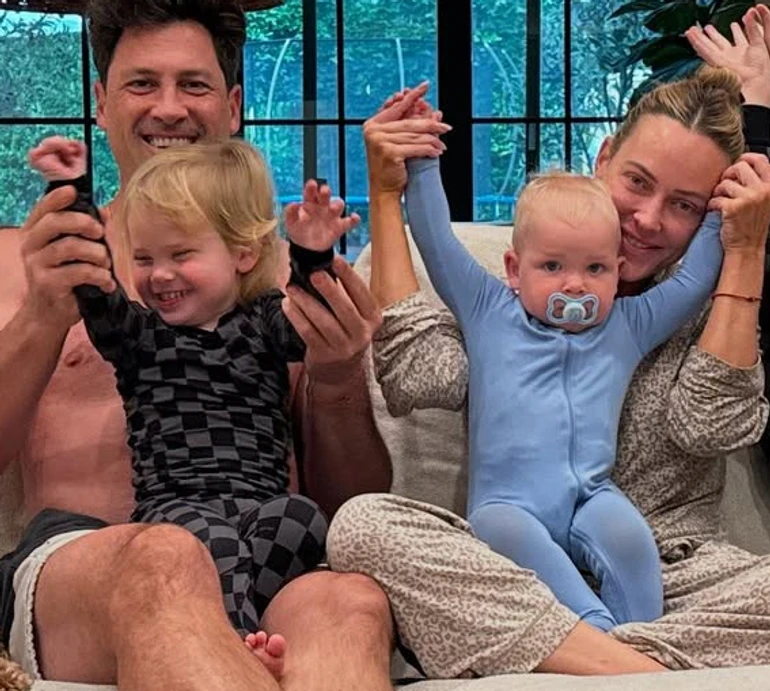 Чмерковський із дружиною і трьома синами відсвяткували Різдво в однакових луках зі сніжинками. Фото