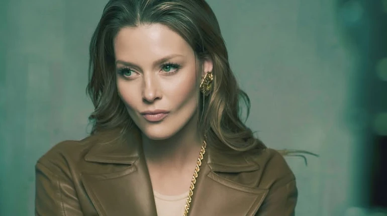 Грешнова в леопарді, гіпюрі та шкірі попозувала на стільці для фото з характером