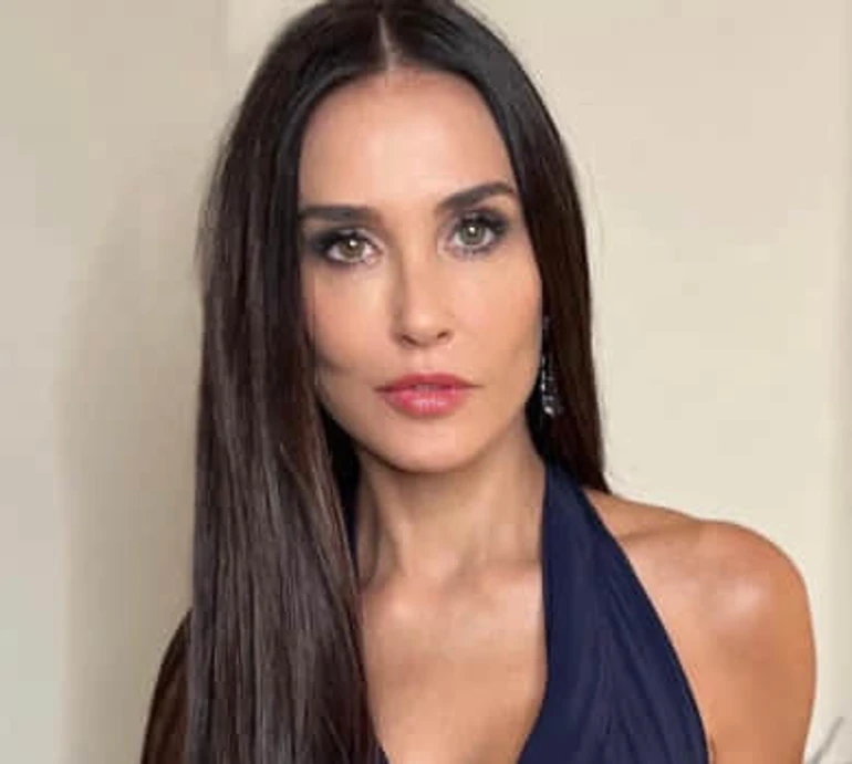 60-річну Демі Мур зазнімкували в бікіні з різних ракурсів на яхті в Греції. ФОТО