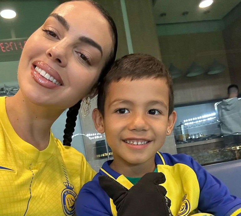 Перлина його фанклубу: Родрігес у джинсах в обліпку показала, як вони з дітьми уболівали за Роналду