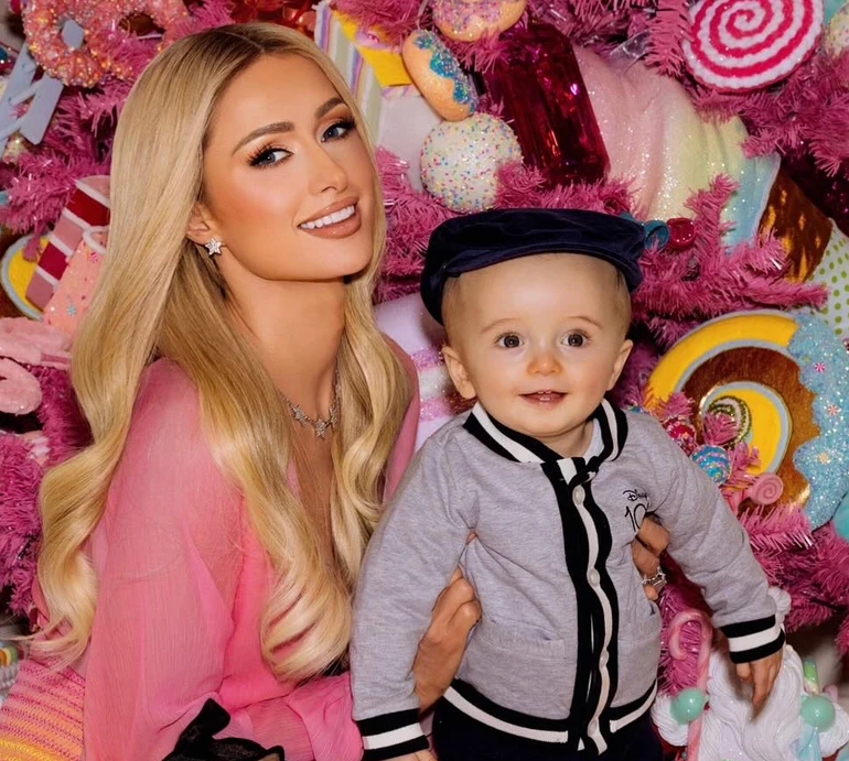 Рожевого багато не буває: Хілтон з сином і своїм портретом попозувала на тлі солодких ялинок